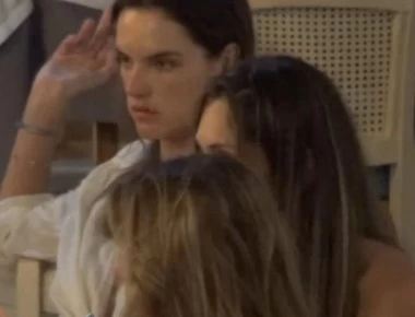 Μύκονος: Αγνώριστη σε πανάκριβο εστιατόριο η Αλεσσάντρα Αμπρόσιο - Με τσιγάρο στο στόμα (βίντεο)